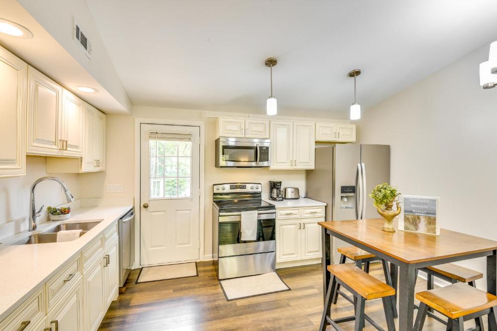 2 Mi to Lake Michigan Pet-Friendly Sawyer Apt